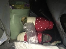 ��Ů�ھ��ſڷ���һ���������������Ь��