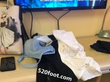 Լ��Ůȥ�Ƶ꣬������˯�ţ�͵͵����������Ь��