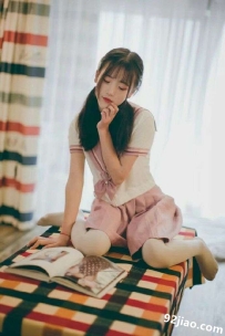 ����ͼ����ŮС�����������д�棬û��ס�������������ĸ߰﷫��Ь����������Ů��