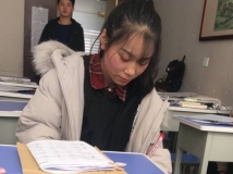 ��Ůͬѧ���ڽ��ҵ���Ҷ�ݺ�Ь�࣬�ú�������