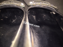 Ʒ�����ǻ����ϰ����Ь�ӣ�������΢������Ȧ��Ƭ������˫Ь��