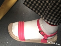 ����ͼ���������Ա����˸�������С��㣬��Ȼ������Ь�Ӱ��࣬���Ϻ���ƤҪ����Ʒ��