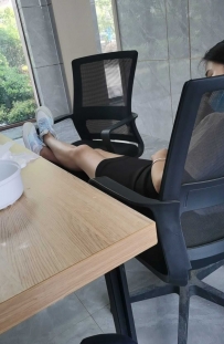 �°���Ư��Ůͬ�½��ϵ���˫AJ�����滹�д��࣬������