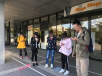 ��˾�Ž�����ס���ޣ��ŵ���Ůͬ�½��µ���˫��Ь